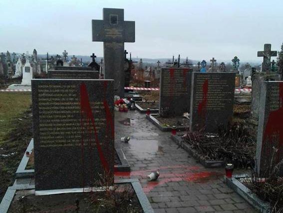 Полиция открыла уголовные производства по факту осквернения памятников погибшим полякам во Львовской области