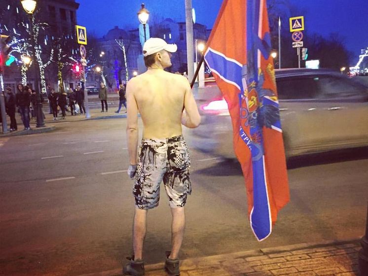 Російський блогер Варламов: Центром Москви ходить голий мужик із прапором "Новоросії"