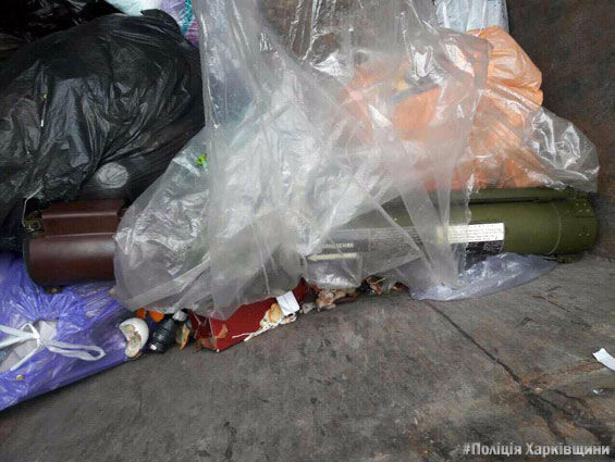 В Харькове дворник нашел в мусорном баке гранатомет