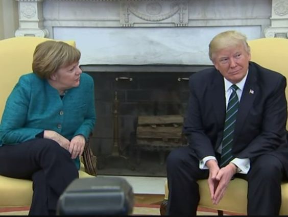 Трамп проигнорировал Меркель, предложившую ему пожать руку. Видео