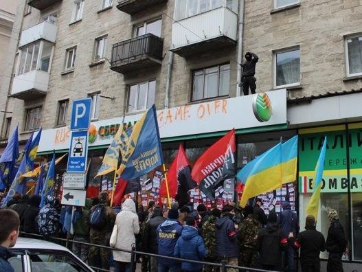 Game Over. В Тернополе националисты разрисовали фасад "Сбербанка" и замуровали входные двери