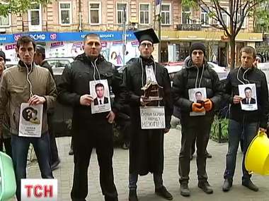 Активисты требуют наказать судей, передавших "Межигорье" Януковичу