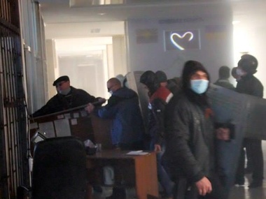 Сепаратисты захватили горотдел милиции в Славянске и штурмовали облпрокуратуру Донецка