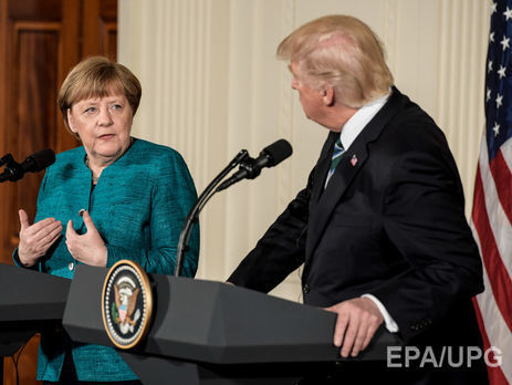 Спайсер припустив, що Трамп не потиснув руки Меркель, оскільки не розчув її запитання