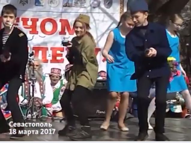 На годовщину аннексии Крыма в Севастополе дети в танце наводили на зрителей оружие и "бросали" в них гранаты. Видео