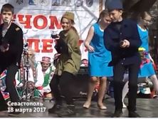 На годовщину аннексии Крыма в Севастополе дети в танце наводили на зрителей оружие и