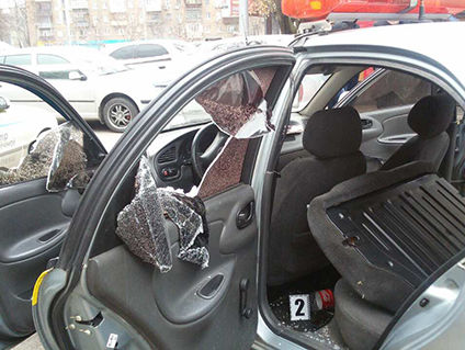У Києві на проспекті Перемоги невідомі напали на машину приватної охоронної фірми