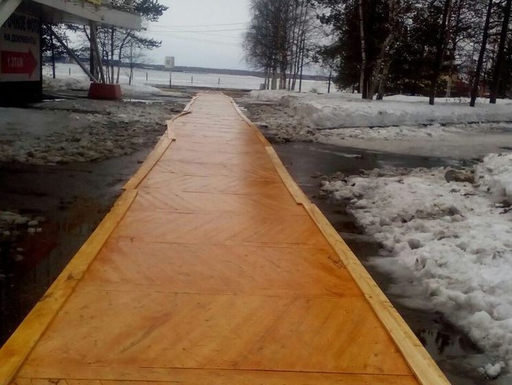 В Архангельске к приезду Путина выложили тротуар паркетом