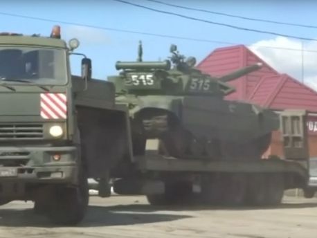 Reuters показало десятки российских танков возле границы Украины. Видео
