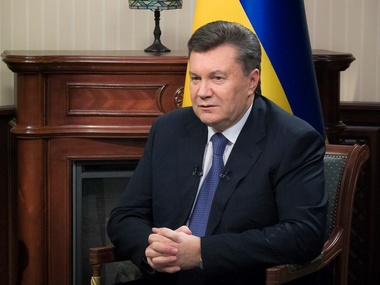 Янукович посещает музеи Поднебесной, пока в Киеве требуют его отставки