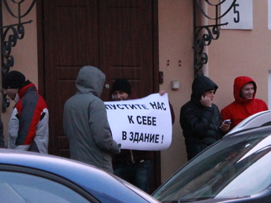 Посольство Польши в Украине окружили 100 "титушек"
