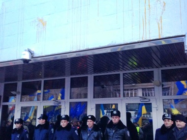 В Киеве митингующие забросали здание МВД яйцами