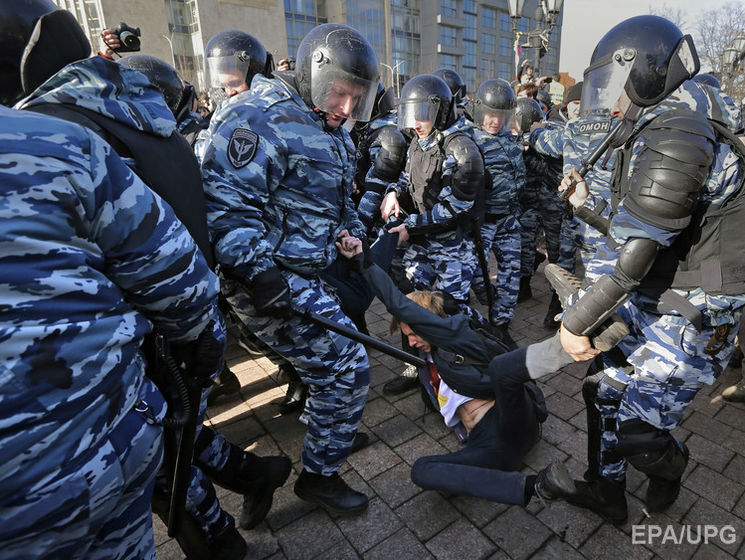 Полицейские избили задержанного на акции "Он нам не Димон". Видео