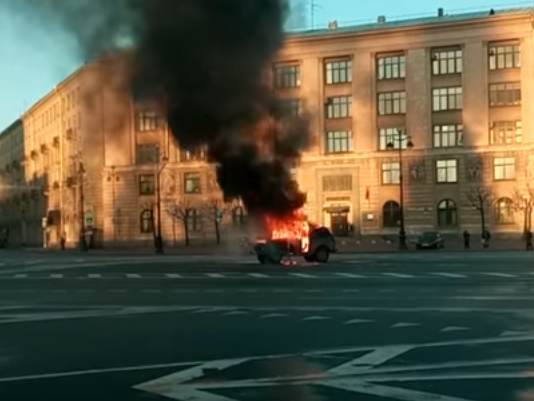 Дальнобойщики в знак протеста подожгли автомобиль в центре Санкт-Петербурга