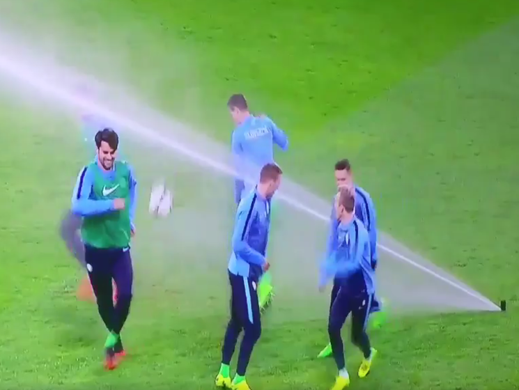 Игроков сборной Словении во время разминки распугал разбрызгиватель воды. Видео