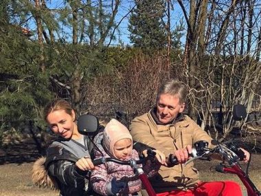 Песков и Навка с дочерью прокатились на трехколесном велосипеде