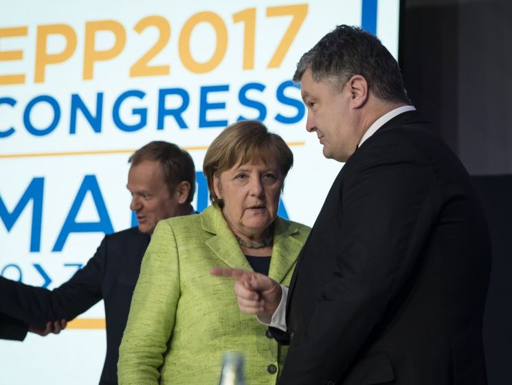 Порошенко и Меркель договорились провести трехсторонние телефонные переговоры для активизации минского процесса 