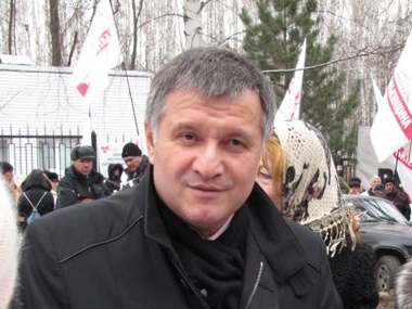 Аваков: В Славянске убит офицер СБУ, пятеро ранены