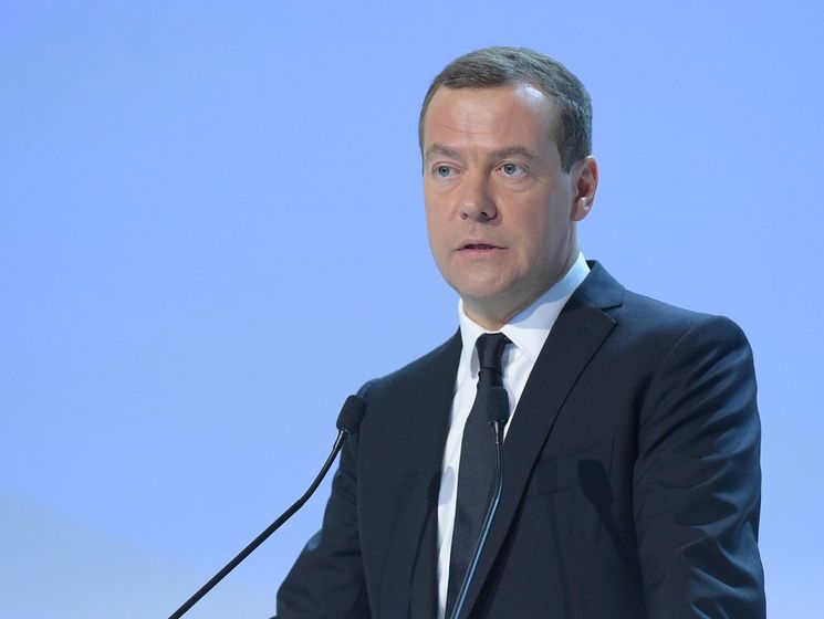 Медведев о фильме Навального: Делается все по принципу "компота"