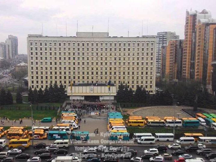 Возле Киевской ОГА водители маршруток подрались с полицией