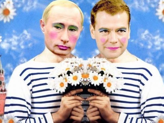 В РФ признали экстремистским плакат с накрашенными Путиным и Медведевым