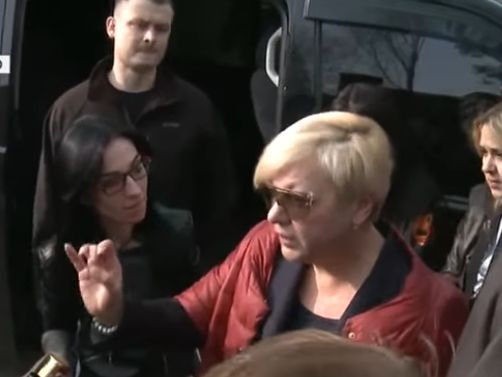 Активисты заблокировали автомобиль Гонтаревой под ее домом. Видео