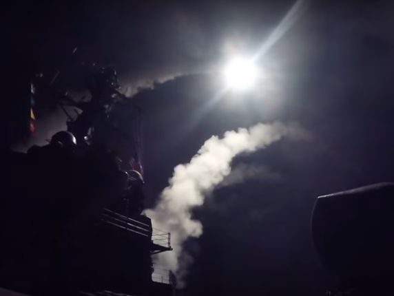 Пентагон показав кадри ракетного удару по авіабазі в Сирії. Відео