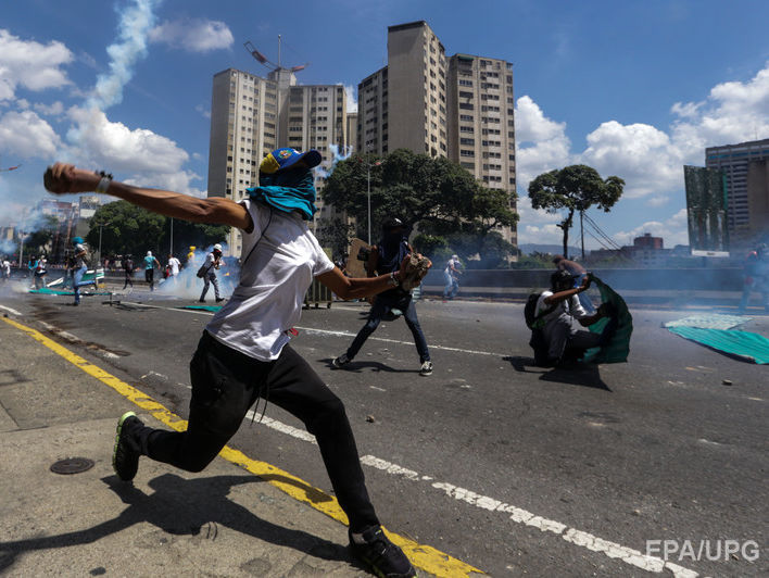 В Венесуэле многотысячные протесты переросли в столкновения с полицией