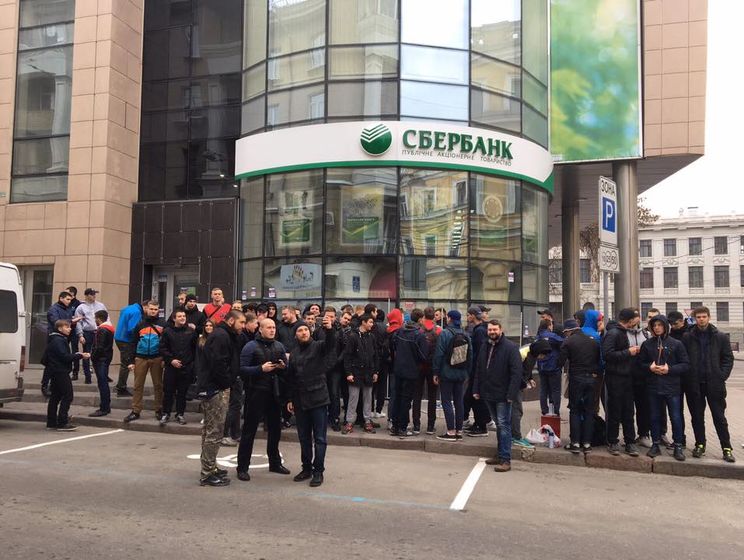 В Харькове активисты "Национального корпуса" замуровали "Сбербанк" 