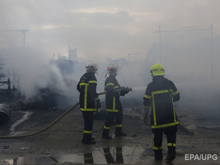 Во Франции после столкновений мигрантов сгорел лагерь беженцев