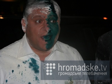 В Киеве Добкина и его охрану облили зеленкой и обсыпали мукой