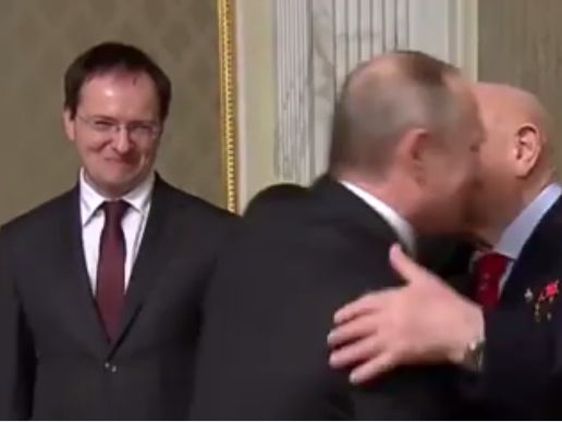 В соцсетях обратили внимание на выражение лица Мединского после рукопожатия Путина. Видео