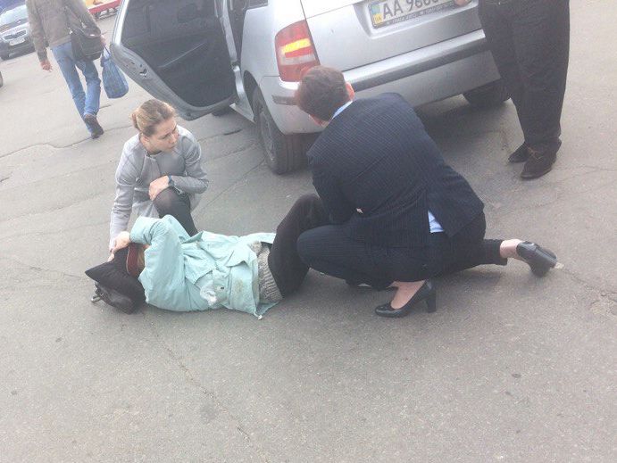 В Киеве автомобиль с Савченко сбил пешехода