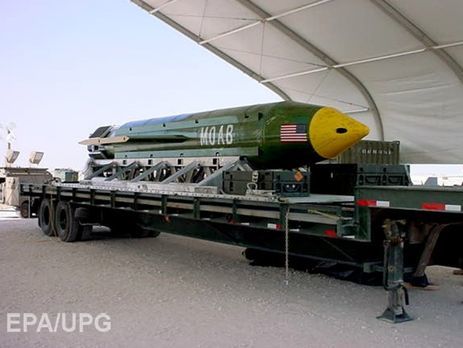 Бомба GBU-43 Massive Ordnance Air Blast (МОАБ), подготовленная для испытания в Военно-воздушном военном центре Эглин, Флорида, США, 11 марта 2003 года