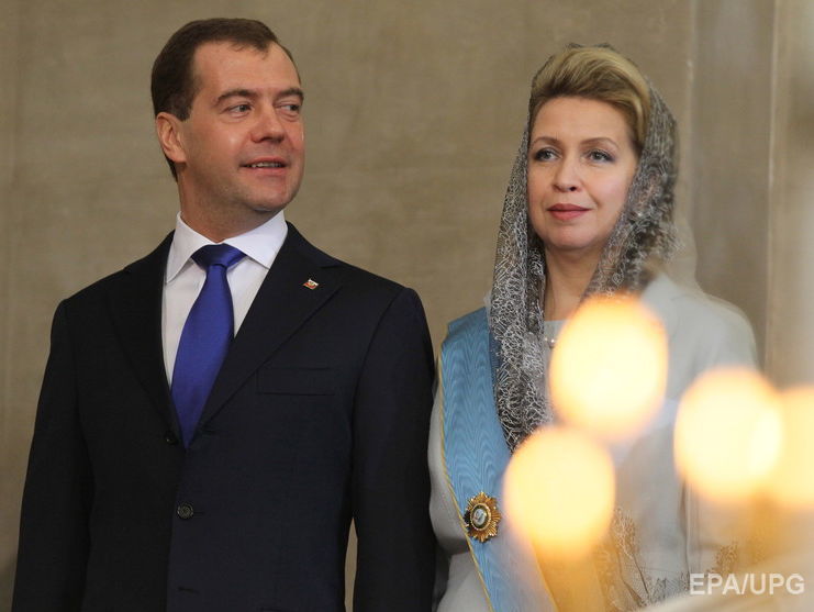 Медведев в 2016 году стал меньше зарабатывать и передал жене права собственности на квартиру &ndash; декларация
