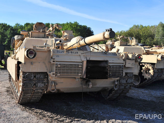 На переброшенных в Европу американских танках меняют камуфляж на "лесной"