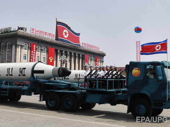 КНДР, предположительно, показала на военном параде новые ракеты