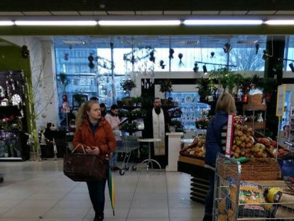 В харьковском супермаркете священник освящает паски по дороге к кассе