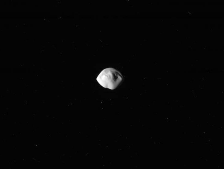 Зонд Cassini передал на Землю снимок спутника Сатурна