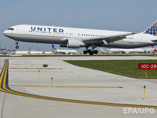United Airlines изменит правила проезда для сотрудников после скандала со снятием с рейса пассажира