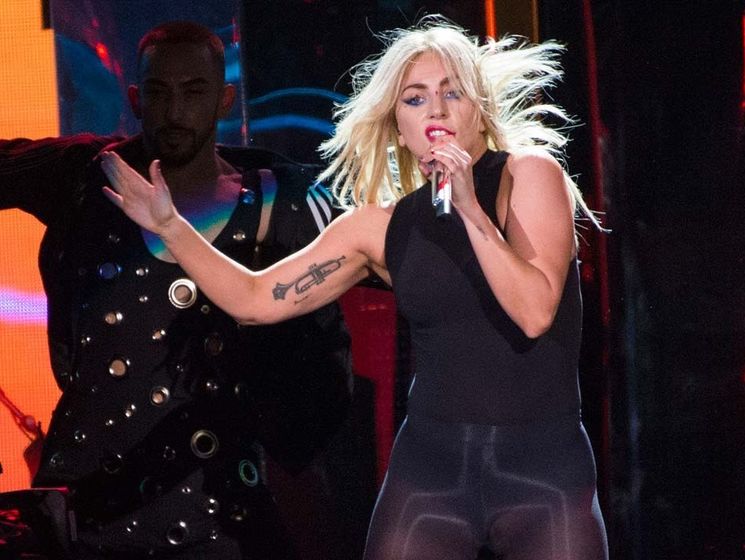 The Cure. Леди Гага презентовала новую песню на фестивале Коачелла. Видео