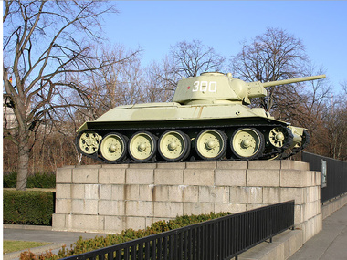 Немецкие СМИ призывают убрать советские танки из Берлина в знак протеста против России