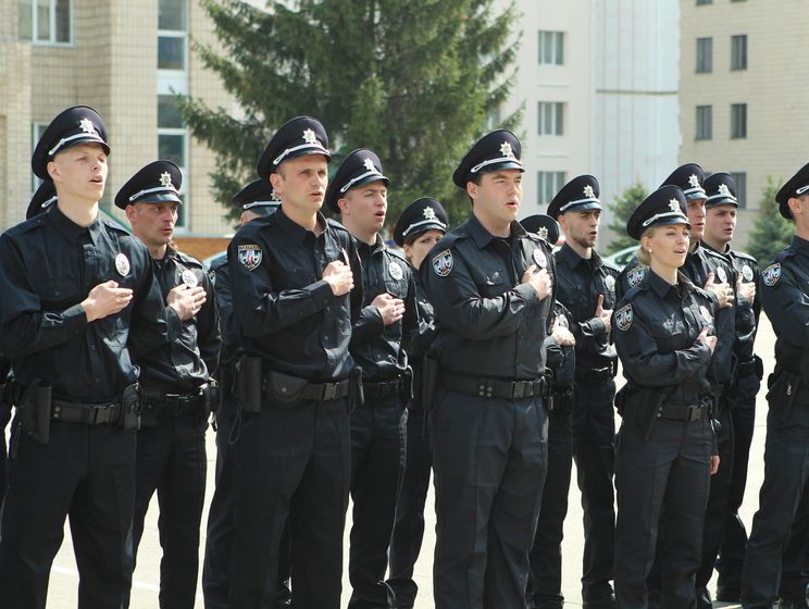 На форме украинских полицейских будут ягоды и листья калины