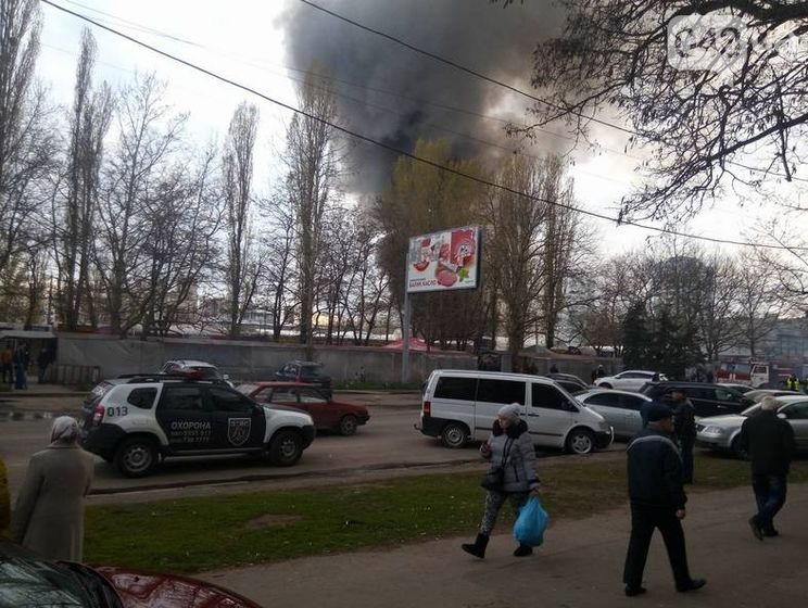В Одессе произошел пожар на рынке, вероятно, горели химикаты