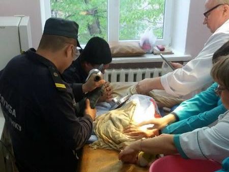 В Одесской области спасатели освободили руку ребенка из соковыжималки