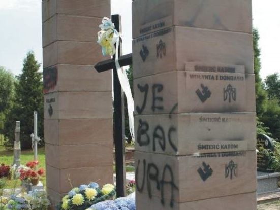 В Польше разрушили памятник воинам УПА