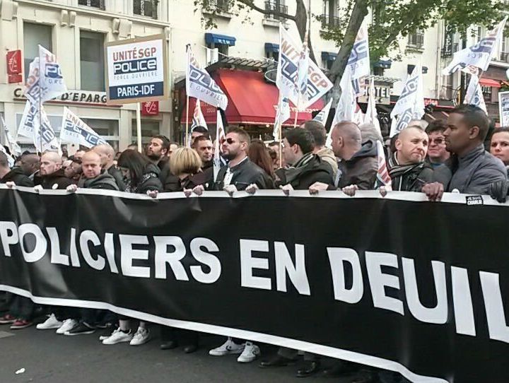 В ответ на теракт на Елисейских Полях в Париже прошел "Марш полицейского гнева"