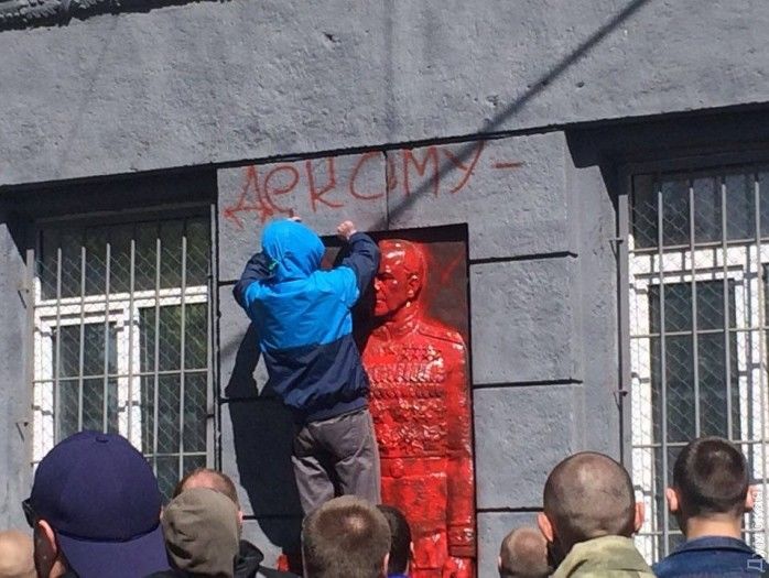 В Одессе активисты закрасили красной краской мемориальную доску Жукову