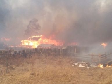 В России пожар уничтожил село после попытки местного жителя сжечь мусор возле дома
