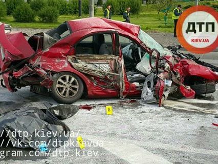 У Києві таксі врізалось у відбійник, водій загинув